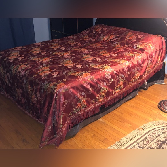 Vintage Luxury Red Flower Bedspread - Picture 1 of 4